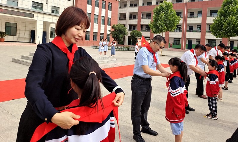 喜迎二十大，爭當先鋒隊”——伊川縣第一高中附屬學校少年先鋒隊入隊儀式.jpg